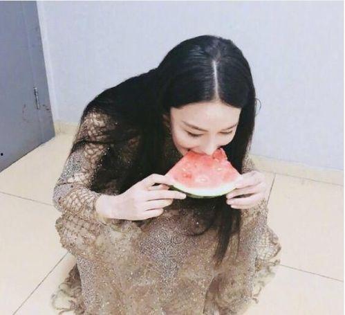 网红小雪吃瓜照片大全高清